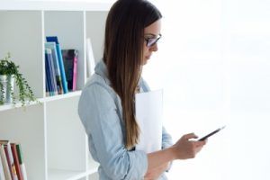 indemnización por acoso en Internet o teléfonos móviles